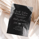 Invitación Tipografía de brochas de moda de plata negra Sweet<br><div class="desc">Una moderna moda de bonito y elegantes pinceladas de moda de plata negra pintan una invitación a 16 fiestas. Perfecto para una dulce fiesta de 16 años.</div>