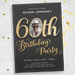 Invitación Tipografía de oro Foto moderna de cumpleaños númer<br><div class="desc">60.º cumpleaños Personalizado negro de oro Foto invitación moderna. Presenta una cautivadora mezcla de estilo contemporáneo y elegancia intemporal. Con un fondo negro brillante, los acentos de Relieve metalizado dorado brillantes crean un contraste sorprendente que atrae la atención. Su foto personalizado le aporta un toque personal, haciendo de esta invitación...</div>
