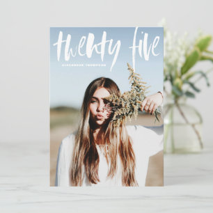 Invitación Tipografía de Pincel Blanco 2024 Foto Graduación