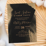 Invitación Tipografía de pinceles de oro negro Sweet 16<br><div class="desc">Una moderna moda de bonito y elegantes pinceladas de color negro y oro pintan Dieciséis invitaciones para fiestas. Perfecto para una dulce fiesta de 16 años.</div>