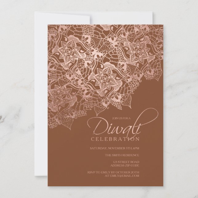 Invitación Tipografía Diwali rosa dorado mandala marrón (Anverso)