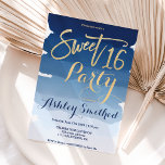 Invitación Tipografía dorada color azul marino dulce 16<br><div class="desc">Moderna tipografía de color dorado azul marino pinceladas de color agua dulce invitación de 16 años. Una moderna,  sencilla,  elegante y moda imitación de la tipografía con letras de las manos de pincel dorado sobre un fondo de color gris oscuro azul marino pintado a mano.</div>