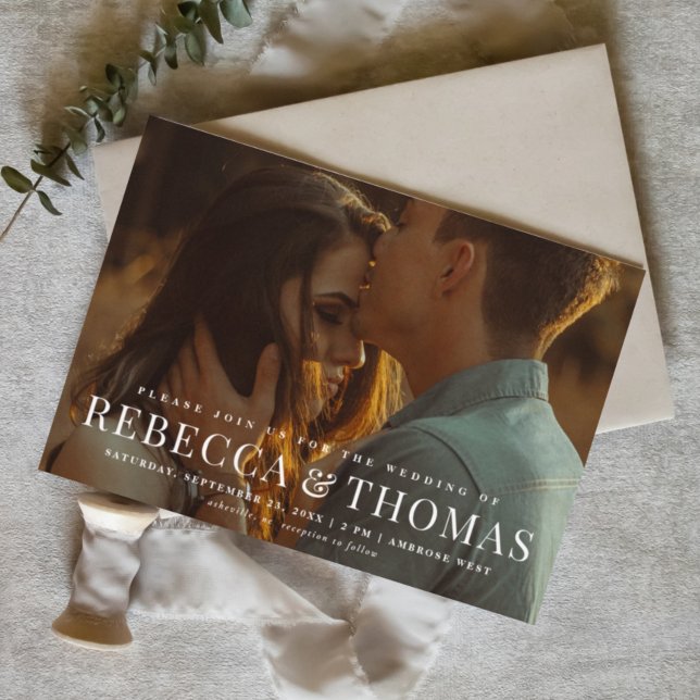 Invitación Tipografía Moderna Foto Boda (Elegant photo wedding invitation with minimal typography overlay.)