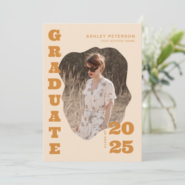 Invitación Tipografía moderna retro amarilla 2 graduación de  (Anverso de pie)