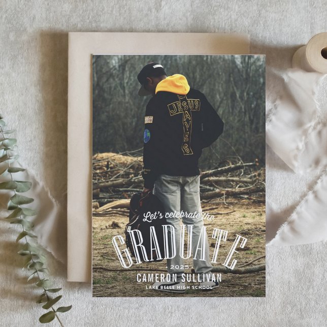 Invitación Tipografía superpuesta en blanco Graduación de fot (Customizable class of 2025 photo graduation invitation featuring vintage lettering. )