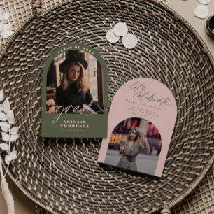 Invitación Título de graduación con arco verde y rosa y tipog