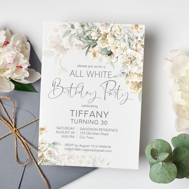 Invitación Todas las fiestas de cumpleaños blancas florales p (All white birthday party invitation template silver sage white flowers invitation)