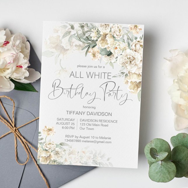 Invitación Todas las fiestas de cumpleaños blancas florales p (All white birthday party floral invitation template silver sage white flowers invite)