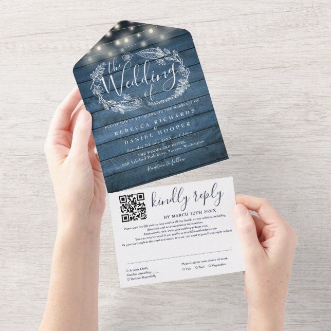 Invitación Todo En Uno Blue Rustic Wood String Lights QR Code Boda (desgarro)