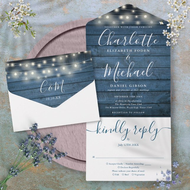 Invitación Todo En Uno Blue Rustic Wood String Luces Monograma Boda (Blue Rustic Wood String Lights Monogram Wedding All In One Invitation)