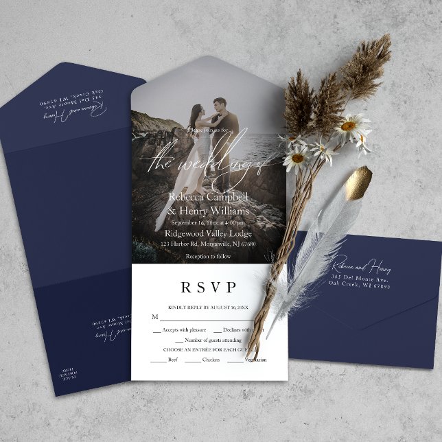 Invitación Todo En Uno Boda azul de la Marina Entree de RSVP, guión gráfi (Simplify your wedding with our all-in-one invitation – convenience and beauty in a single card.)