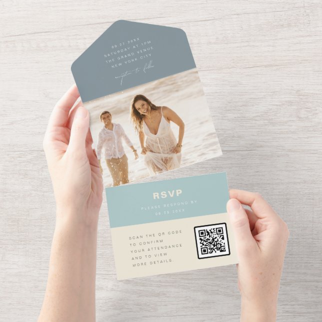 Invitación Todo En Uno Boda azul turbio de vidrio marino moderno Código Q (desgarro)