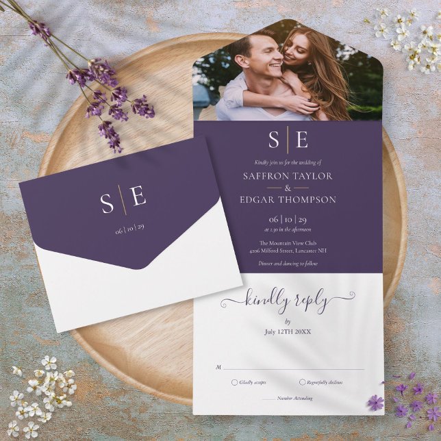Invitación Todo En Uno Boda De Fotografía De Monograma Morado Y Oro (Purple And Gold Monogram Photo Wedding All In One Invitation)