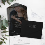 Invitación Todo En Uno boda de fotografía minimalista y elegante en negro<br><div class="desc">Moderna y sencilla tipografía minimalista todo en un sello boda de invitación y rsvp y enviar una plantilla de invitación negra con un elegante guión de caligrafía de moda moda. Fácil de personalizar con la foto y los detalles en ambos lados! La invitación es apta para bodas clásicos y elegantes....</div>