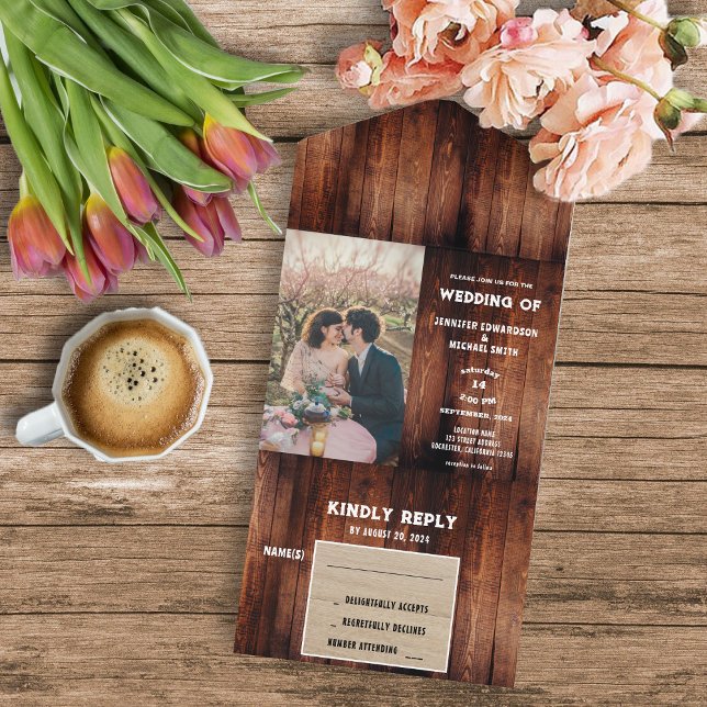Invitación Todo En Uno Boda de fotografía rústico de campo de la madera d (Rustic country farmhouse rural photo wedding invitation and RSVP card in one.)