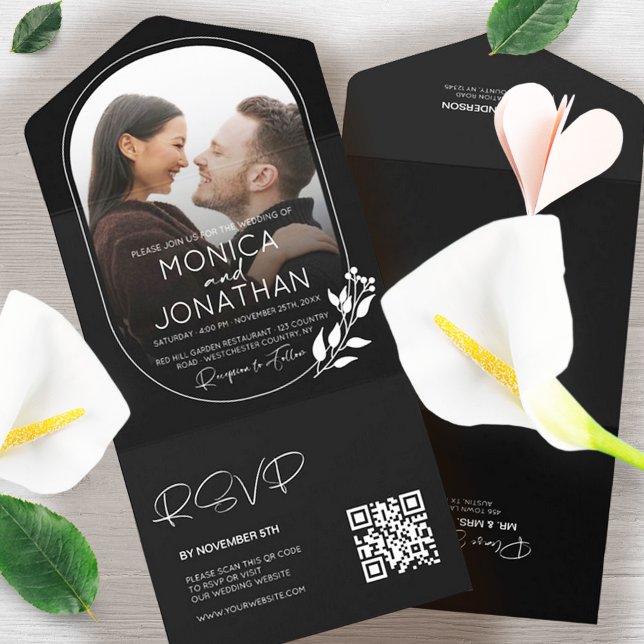 Invitación Todo En Uno Boda de fotografías modernas en blanco y negro (Modern Minimalist One Photo QR Code RSVP Wedding All In One Black and White Invitation)