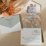 Invitación Todo En Uno Boda de fotos ruso Sage Green<br><div class="desc">Esta elegante Invitación a la boda todo en uno presenta un extenso guión de caligrafía de texto combinado con un elegante tipo de letra sans serif y modernos en negro,  con un superpuesto fotográfico en la parte delantera y un monograma de personalizable en la parte posterior. Elementos coincidentes disponibles.</div>