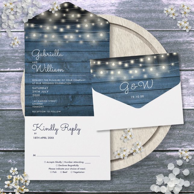Invitación Todo En Uno Boda de monograma Blue Rustic Wood (String Lights Blue Rustic Wood Monogram Wedding All In One Invitation)