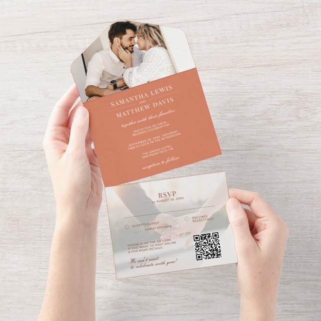 Invitación Todo En Uno Boda de terracota con opción de código QR para RSV (desgarro)