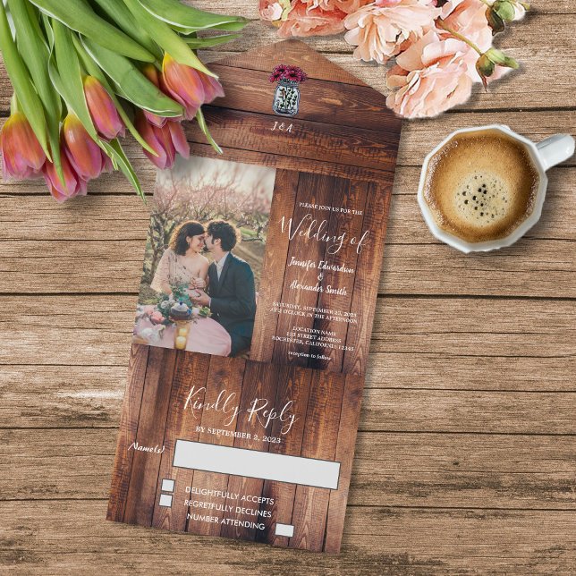 Invitación Todo En Uno Boda fotográfico con monograma de carmín de madera (Rustic barn wood, monogrammed, mason jar all in one wedding invitation.)