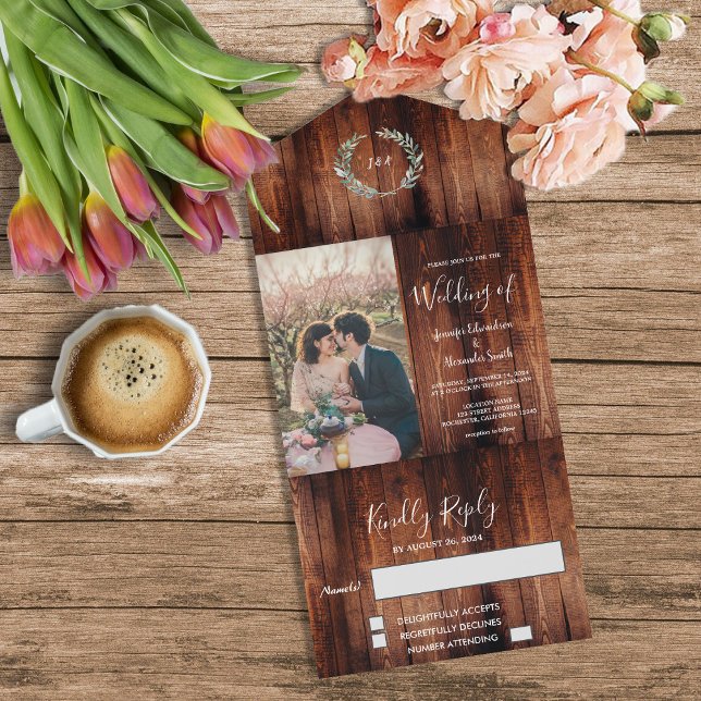 Invitación Todo En Uno Boda fotográfico de monograma rústico de granero d (Rustic barn wood, monogrammed, photo all in one country Wedding invitation.)