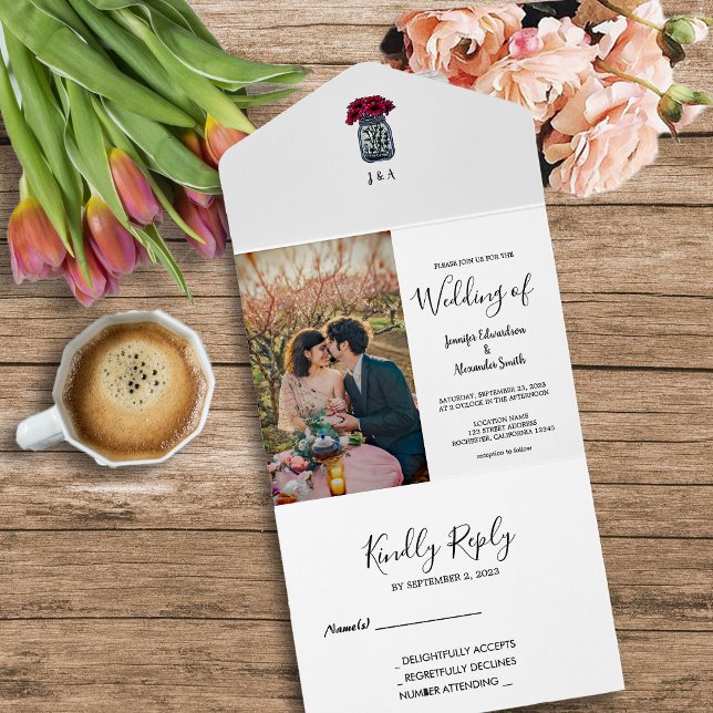 Invitación Todo En Uno Boda fotográfico monogramado con jarra de albañil  (Rustic mason jar monogrammed photo wedding all in one invitation.)