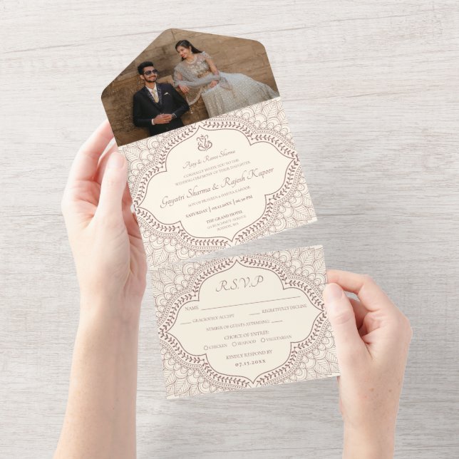 Invitación Todo En Uno Boda hindú tradicional de los mehndi beige (desgarro)