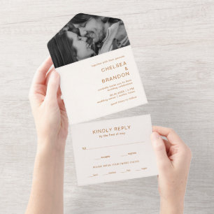 Invitación Todo En Uno Boda moderna con foto de monograma de cobre marfil