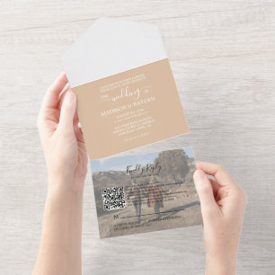 Invitación Todo En Uno Boda RSVP de código QR de Beige minimalista