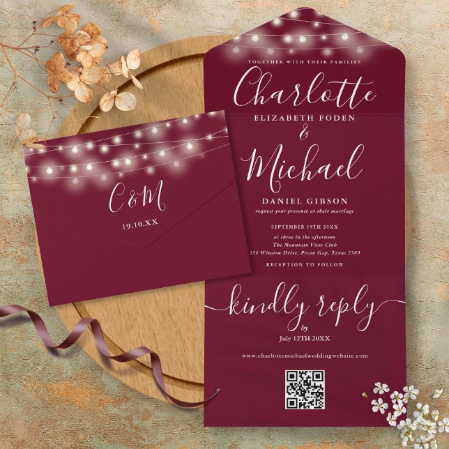 Invitación Todo En Uno Burgundy String Lights QR Code Monograma Boda (Burgundy String Lights QR Code Monogram Wedding All In One Invitation)