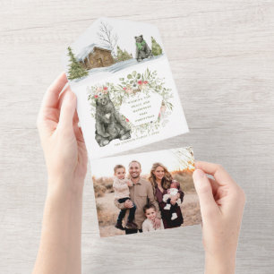 Invitación Todo En Uno Cabaña roja en el bosque con oso   Foto de Navidad