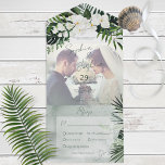 Invitación Todo En Uno Cena fotográfica moderna de Boho Tropical Greenery<br><div class="desc">DISPONIBLE CON O SIN CÓDIGO QR O OPCIONES PARA CENAR. Este diseño presenta una hermosa vegetación tropical exuberante y flores blancas sobre un suave fondo de color verde. Personalízalo con tu propia foto especial. Perfecto para el destino o la boda en la playa. Creado por Simply Farmhouse Press.</div>