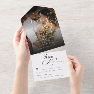Invitación Todo En Uno Clásica caligrafía y foto oscura elegante matrimon