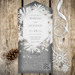 Invitación Todo En Uno Código QR de espuma gris de flor blanca de inviern<br><div class="desc">DISPONIBLE CON O SIN CÓDIGO QR PARA ESCALAR. Este diseño sencillo y elegante está decorado con flores blancas de invierno sobre un suave paraguas blanco con un fondo gris oscuro. La invitación completa se resalta con destellos blancos. La solapa delantera contiene las primeras iniciales de la novia y el novio....</div>