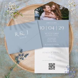 Invitación Todo En Uno Código QR de monograma azul polvoriento Fecha de l