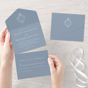 Invitación Todo En Uno Crest Azul Polvoriento Vintage Monograma de Boda y
