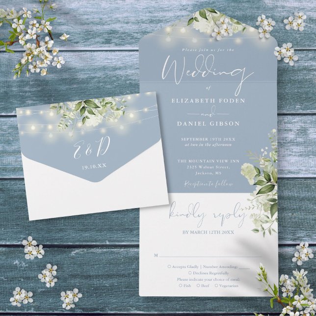 Invitación Todo En Uno Dusty Blue String Luces Verdor Monograma Boda (Dusty Blue String Lights Greenery Monogram Wedding All In One Invitation)