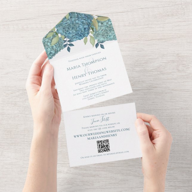 Invitación Todo En Uno Elegante Boda floral azul Hydrangeas QR Código (desgarro)