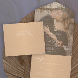 Invitación Todo En Uno Elegante boda minimalista superpuesto de fotografí<br><div class="desc">Moderna y sencilla tipografía minimalista neutra tonos tierra foto de presupuesto todo en un sello de boda de invitación y rsvp y enviar plantilla de invitación con un guión de caligrafía de moda de moda y sobreimpresión cepillada. Fácil de personalizar con la foto y los detalles en ambos lados! La...</div>