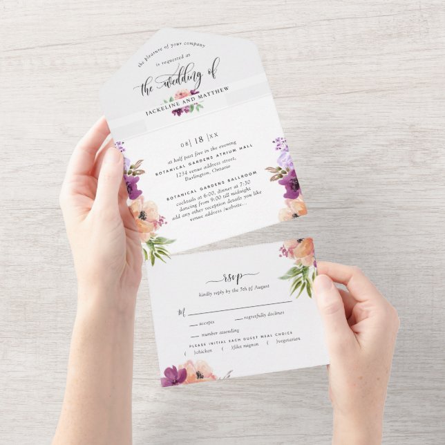 Invitación Todo En Uno Elegante Boda morado floral con RSVP Perforado (desgarro)