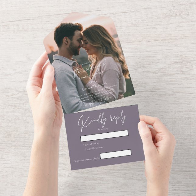Invitación Todo En Uno Elegante foto moderna de boda morado oscuro con RS (desgarro)