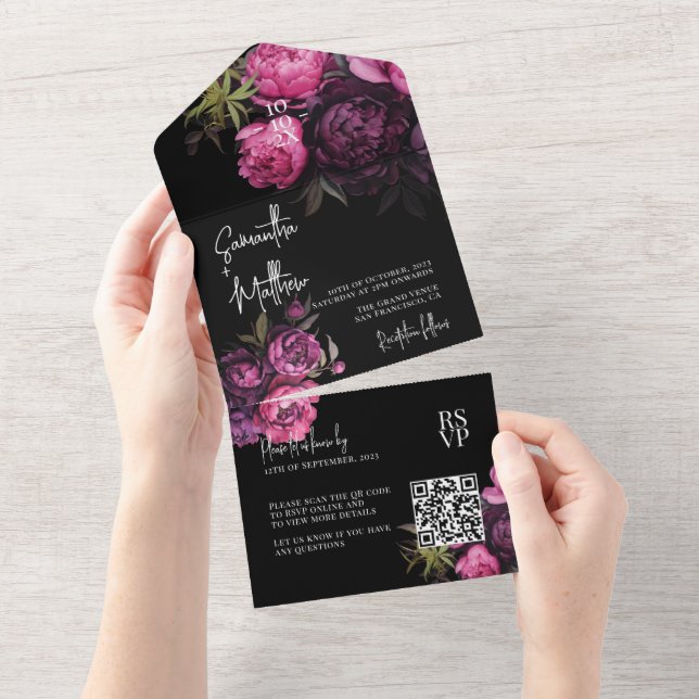 Invitación Todo En Uno Elegante Moody Florals Boda negro Código QR (desgarro)