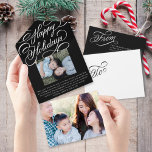 Invitación Todo En Uno Elegante Script Black Happy Holidays Photo Card<br><div class="desc">Este exclusivo diseño de tarjeta fotográfica de vacaciones presenta un fondo negro de moda con un hermoso guion caligráfico saludo en blanco con dos fotos. En el interior de la tarjeta se encuentran el texto y dos fotografías, una grande y una pequeña horizontal. En el exterior de la tarjeta está...</div>