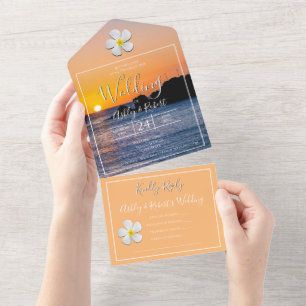 Invitación Todo En Uno Flor de Plumeria Blanca con atardecer dorado, Boda