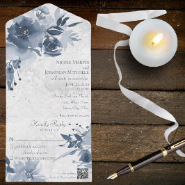 Invitación Todo En Uno Floral azul sobre blanco angustiado con código QR