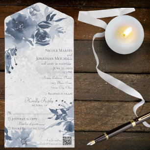 Invitación Todo En Uno Floral azul sobre blanco angustiado con código QR