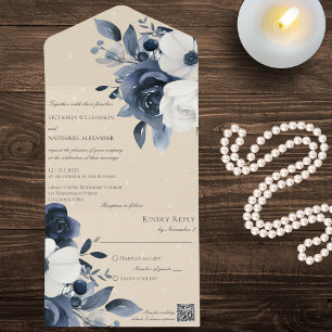 Invitación Todo En Uno Floral blanca y azul invernal en el código QR de R