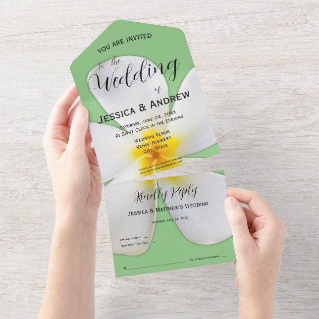 Invitación Todo En Uno Floral tropical, Plumeria blanca en salvia, Boda (desgarro)