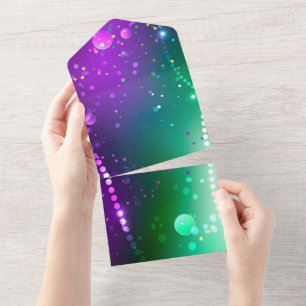 Invitación Todo En Uno Fondo morado festivo Mardi Gras