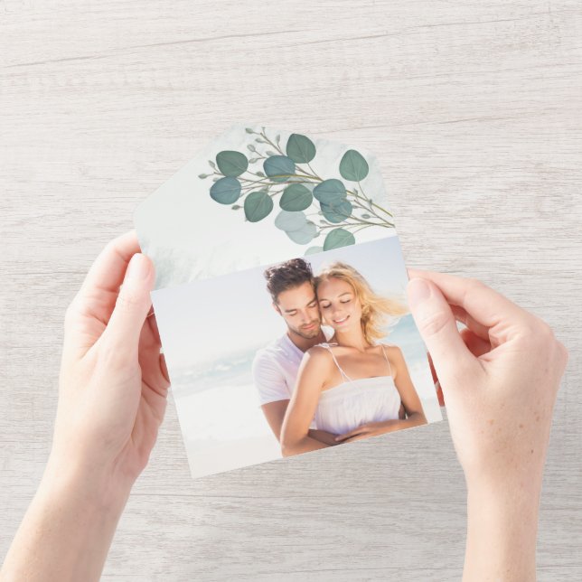 Invitación Todo En Uno Foto elegante de eucalipto moderno con follaje rús (Apertura)